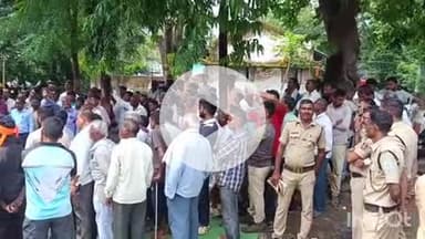 समुद्रपूर: वाघांचा बंदोबस्त करण्यासाठी शेतकऱ्यांचा ऐलगार:शेकडो शेतकऱ्याचा गिरड वनविभागाच्या कार्यालयात ३ तास ठिय्या