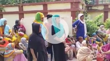 औरैया: दिबियापुर क्षेत्र के बैसुंधरा गांव स्थित आवासीय कॉलोनी के बाहर महिलाओं ने किया विरोध प्रदर्शन