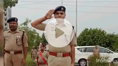 बलरामपुर: पुलिस अधीक्षक ने रिजर्व पुलिस लाइन में साप्ताहिक परेड का निरीक्षण किया