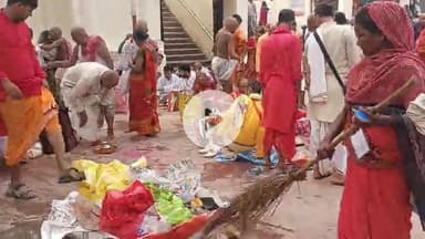 गयाजी के अक्षयवट वेदी एवं रुक्मिणी परिसर में दिन में सफाई एवं रात में धुलाई कर रहे हैं सफाई कर्मी ।