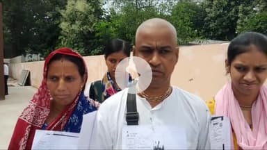 मथुरा: पीड़ितों ने भूमाफियाओं के खिलाफ एसपी से की शिकायत, अनोखा प्रदर्शन किया