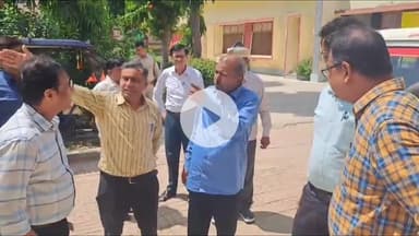 मथुरा: बाढ़ से प्रभावित लोगों के स्वास्थ्य की जानकारी लेने पहुंचे सीएमओ