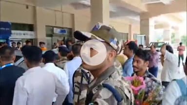 गया टाउन सीडी ब्लॉक: बाबा बागेश्वर धाम सरकार के पंडित धीरेन्द्र कृष्ण शास्त्री गया अंतरराष्ट्रीय एयरपोर्ट पहुंचे, बोधगया के लिए रवाना