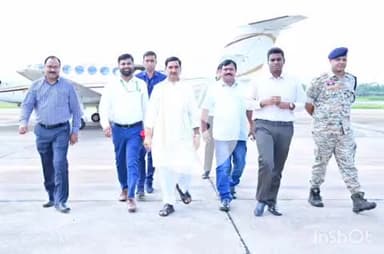 जगदलपुर: जगदलपुर के मां दंतेश्वरी एयरपोर्ट में केंद्रीय मंत्री तोखन साहू का सांसद महेश कश्यप सहित जनप्रतिनिधियों ने किया स्वागत