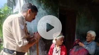 डुंडा: पुलिस गांव-गांव जाकर बुजुर्गों के हाल जान रही है, ग्राम कुन्सी एवं नाकुरी में बुजुर्गों से की मुलाकात
