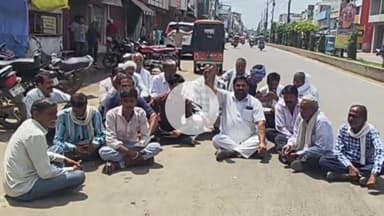 बीना: सर्वोदय चौराहा के पास सुनील ट्रेडर्स के विरोध में किसानों का प्रदर्शन, दुकान संचालक के खिलाफ हुई जमकर नारेबाजी