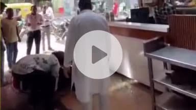 झांसी: सीपरी बाजार में चेलाराम की दुकान में घुसी स्कूटी, वीडियो हुआ वायरल