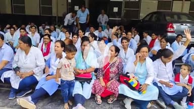 बीकानेर: सीनियर नर्सिंग अधिकारी के साथ मारपीट के मामले में नर्सिंग ने PBM अधीक्षक कार्यालय के बाहर कार्य बहिष्कार किया