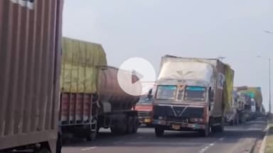 કરજણ: કરજણ NH48 પર સર્જાયેલા વિચિત્ર અકસ્માતમાં ત્રણ વાહનો એકબીજા પાછળ અથડાતા ઇકોનો કચ્ચરઘાણ