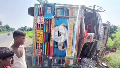 शाहजहांपुर: बरुआ पट्टी सनायक के पास टमाटर से भरा अनियंत्रित ट्रक पलटा, बाइक से टकराने से एक युवक की मौत, एक गंभीर घायल