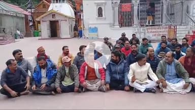 भटवाड़ी: गंगोत्री धाम के तीर्थ पुरोहितों और व्यापारियों ने यात्रियों की सीमित संख्या और समय की बाध्यता के खिलाफ किया धरना