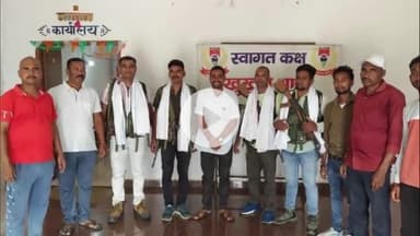 पीरटांड: खुखरा थाना से तबादला हुए सात पुलिस जवानों को पंचायत समिति सदस्य केशव पाठक ने अंगवस्त्र देकर सम्मानित किया