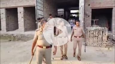 फिरोज़ाबाद: गांव बाजिदपुर कुतकपुर में रास्ते विवाद सुलझाने गई प्रशासनिक टीम पर एक पक्ष ने ईट-पत्थर बरसाए, टीम ने भागकर बचाई जान