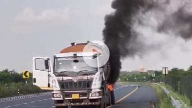 छिबरामऊ: तालग्राम आगरा लखनऊ एक्सप्रेसवे के 162 कट के भीकमपुर सानी के पास टायर फटने से ट्रक में लगी आग, धुं-धुं कर जला ट्रक