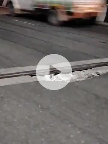 कन्या गुरुकुल के पास फ्लाईओवर पर हुआ काफी गहरा गड्ढा