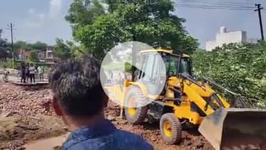 बाह: बटेश्वर का मुख्य मार्ग ध्वस्त, पर्यटक और स्थानीय लोग हो रहे परेशान