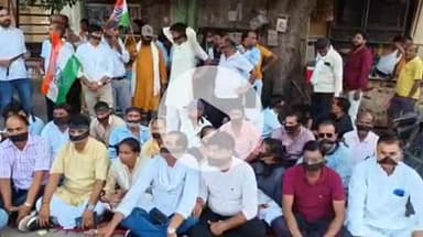 झांसी: कांग्रेसियों ने मुंह पर काली पट्टी बांधकर इलाइट चौराहे पर किया विरोध प्रदर्शन