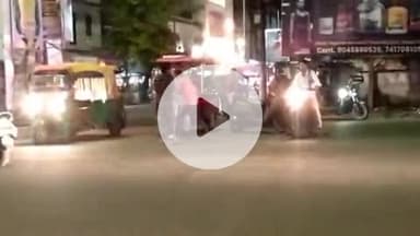 इटावा: शास्त्री चौराहा पर स्कूटी सवार ने ई-रिक्शा चालक पर बरसाए थप्पड़, दरोगा जी फोन में रहे व्यस्त, वीडियो इंटरनेट पर वायरल