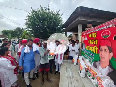 बाढ़ प्रभावित शारदापार के गांवों में सपा नेता राजकुमार "राजू" ने सैकड़ो बाढ़ पीड़ितो को वितरित की राशन किट

पूरनपुर:समाजवादी