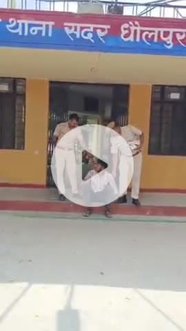 धौलपुर: सैंपऊ रोड से पुलिस ने बजरी से भरे ट्रैक्टर ट्रॉली को किया ज़ब्त, एक आरोपी गिरफ्तार