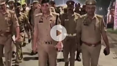 रामपुर: शनिवार को सिविल लाइन क्षेत्र में पुलिस अधीक्षक विद्यासागर मिश्र ने भारी पुलिस बल के साथ पैदल गश्त की