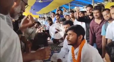 पटना ग्रामीण: बर्खास्त विशेष सर्वेक्षण कर्मियों के प्रदर्शन को दीपांकर भट्टाचार्य का समर्थन, प्रदर्शनकारी को पिलाया जूस