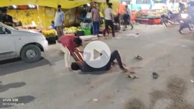 शराब के नशे में दो शराबी आपस में भीड़े मल्हार पार्क के सामने प्रधान आरक्षक हेमराज ने पहुंचकर दोनो को समझाया !