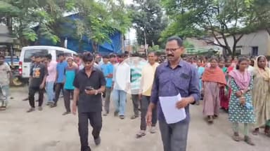 लोहरदगा: हरमू रघु टोली में युवक से मारपीट के मामले में सैकड़ों ग्रामीण पहुंचे थाना, परिजनों ने लगाया आरोप, FIR दर्ज