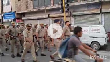 शाहजहांपुर: पुलिस अधीक्षक ने पैदल गश्त कर सुरक्षा व्यवस्था का लिया जायजा