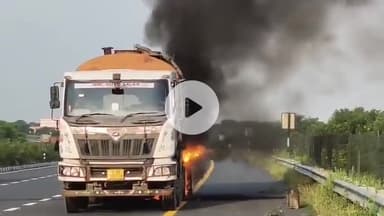 #कन्नौज में चलते ट्रक में आग लग गई ,बना आग का गोला।

✍️आगरा की तरफ जा रहा था ट्रक, चालक व ने कूदकर बचाई अपनी जान।