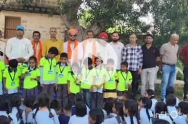 देसूरी: ढालोप के सरकारी स्कूल के छात्रों को मिले आईडी कार्ड, भामाशाह ने टी-शर्ट वितरित की, अनुशासन और एकरूपता पर दिया जोर