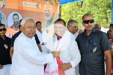 पटना जिला के पालीगंज विधानसभा क्षेत्र के चर्चित एमएलसी और किसान नेता स्वर्गीय सी पी सिन्हा जी के पुत्र श्री Shakti Shola  जी को मुख्यमंत्री श्री नीतीश कुमार जी ने अंग वस्त्र देकर चुनाव के लिए तैयारी करने का इशारा किया✅✅
 प्रिय मित्र एवं जनत