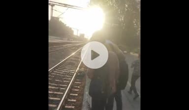 खेकड़ा: शाहदरा स्टेशन पर ट्रेन की चपेट में आने से खेकड़ा के युवक की मौत, कस्बावासी पीड़ित परिजनों को दे रहे सांत्वना