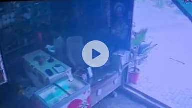 झांसी: नगरा हॉट के मैदान में ढाबा संचालक को युवक ने मारा चाकू, घटना CCTV में हुई कैद