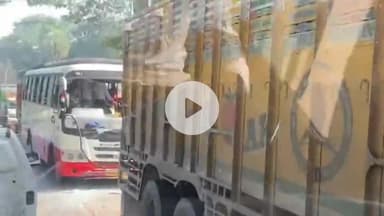 कनवास: दरा घाटी में ट्रक ने बस को पीछे से मारी टक्कर, यात्रियों ने ट्रक चालक की की पिटाई