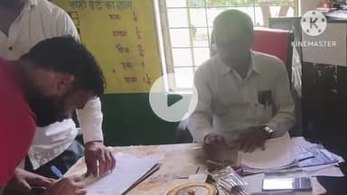 बटियागढ़: इस्लामपुरा गांव के स्कूल पहुंचे शिक्षा अधिकारी, दीवार पर धर्म विशेष से सम्बंधित स्लोगन व चित्र मिले