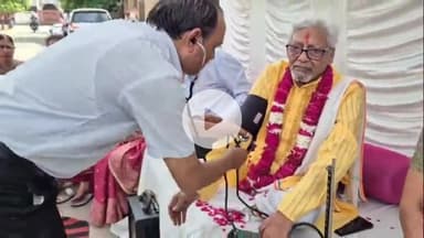 कोल: बैंक कॉलोनी प्रीमियम नगर में गंदगी और टूटी सड़कों से परेशान लोग, वरिष्ठ नागरिक ने शुरू किया आमरण अनशन