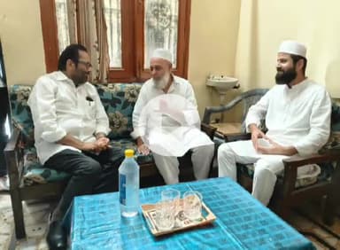 रामपुर: पूर्व मंत्री मुख्तार अब्बास नकवी ने शहर मुफ्ती के इंतकाल के बाद उनके परिजनों से मिलकर सांत्वना दी