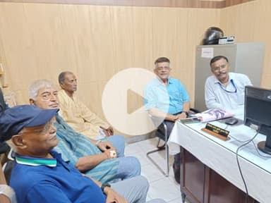 मेजर जनरल ए के सिन्हा, कर्नल बी के मिश्रा और अन्य साथियों के साथ उनके दुःख और सुख बांटते हुए। जय हिन्द मित्र 🙏