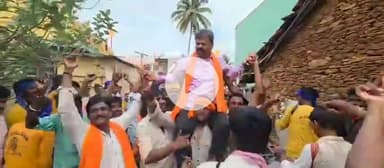 ನ್ಯಾಮತಿ: ಫಲವನಹಳ್ಳಿಯಲ್ಲಿ ಗಣೇಶ‌ ವಿಸರ್ಜನಾ‌ ಮೆರವಣಿಗೆ: ಮಾಜಿ‌ ಸಚಿವ ಎಂಪಿ‌ ರೇಣುಕಾಚಾರ್ಯರನ್ನು ಎತ್ತಿ‌ ಕುಣಿದ ಯುವಕರು