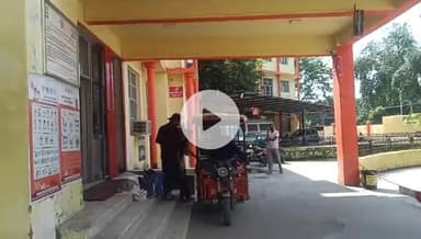 रामपुर: जिला अस्पताल से वार्डबॉय गायब, मरीज के तीमारदार तीसरी मंजिल से मरीज को गोदी में नीचे लाने के लिए मजबूर