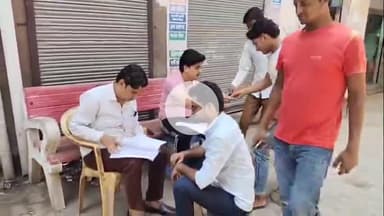 नूह: पुन्हाना में कांग्रेस कार्यकर्ताओं ने वोट चोरी रोकने के लिए वोटर आईडी कार्ड चेकिंग अभियान चलाया