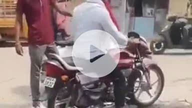 झांसी: शिवाजी नगर में विद्यालय के छात्र के साथ दबंगों ने लात-घुसों से की मारपीट, वीडियो हुआ वायरल