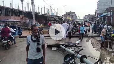 मंझनपुर: मंझनपुर कस्बे में तेज बारिश से बिजली का पोल गिरा, बड़ा हादसा टला, कई घरों की बिजली हुई गुल