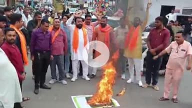 मुज़फ्फरनगर: भारत-पाक क्रिकेट मैच पर शिवसेना भड़की, पाक झंडे में लगाई आग, कहा- रिश्ते केवल दुश्मनी के, क्रिकेट मैच को किया जाए रद्द