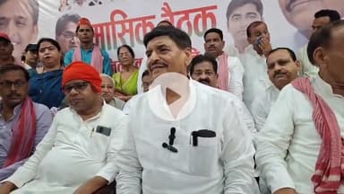 इटावा: सदर इलाके में सपा की मासिक बैठक में पहुंचे शिवपाल यादव ने मीडिया से बातचीत में खाद की समस्या पर जताई चिंता