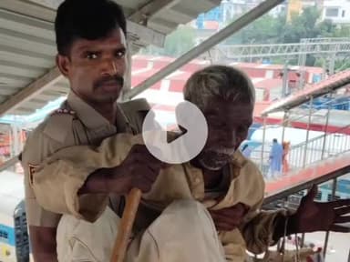 गया टाउन सीडी ब्लॉक: पितृपक्ष मेला: जंक्शन पर आरपीएफ टीम यात्रियों की सेवा भाव से कर रही है सहयोग