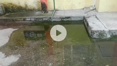 रामपुर: जिला अस्पताल की इमरजेंसी के सामने गटर का गंदा पानी बहने से मरीज और मरीज के तीमारदार बेहद  परेशान #jansamasya