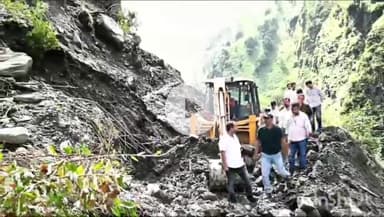 भटवाड़ी: डीएम प्रशांत आर्य ने मोरी के दुरुस्थ आपदा ग्रस्त गांवों का भ्रमण कर प्रभावितों से मुलाकात की, हर संभव मदद का भरोसा दिया