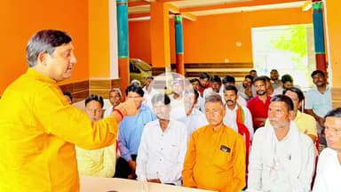 रामपुर: भाजपा जिलाध्यक्ष हरीश गंगवार ने रामपुर के टांडा नगर में बूथ अध्यक्षों से मुलाकात कर आगामी पंचायत चुनाव पर की चर्चा